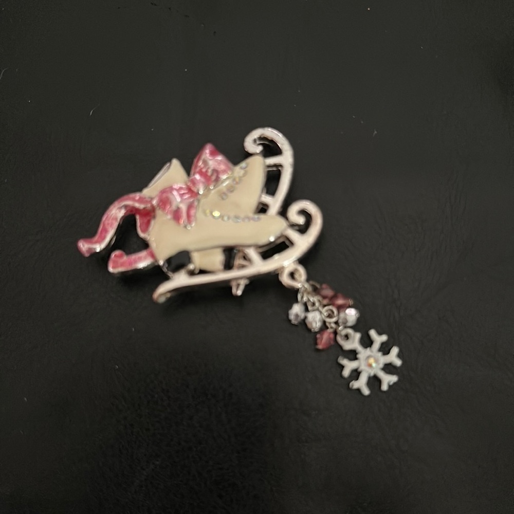 Women’s ice skates brooch pin​